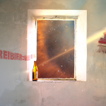 Fenster mit Bierflasche